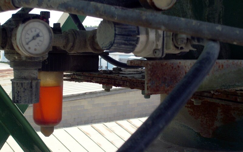 industrial filter and pressure gauge
