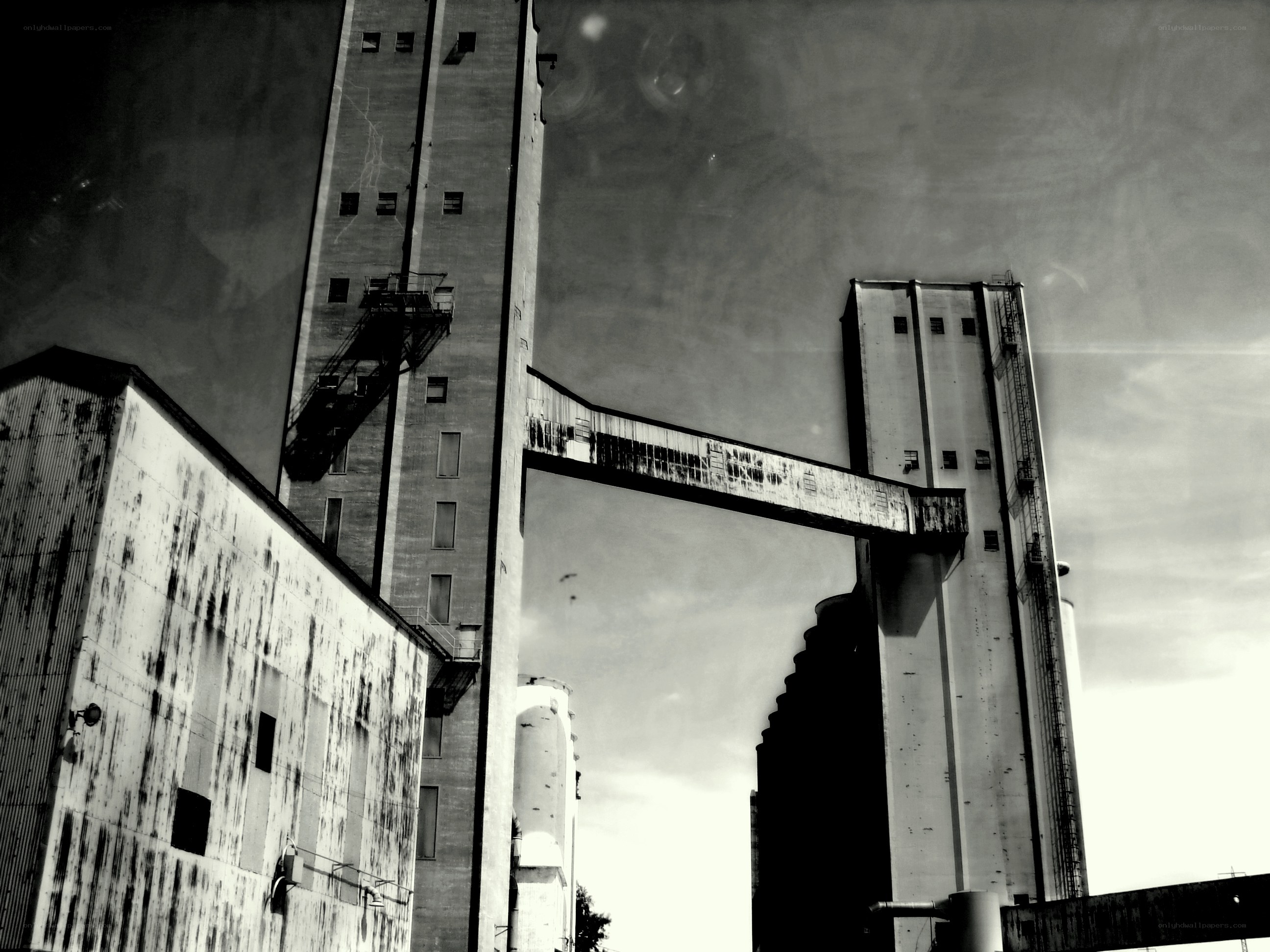 Industrial silos and conveyor bridge