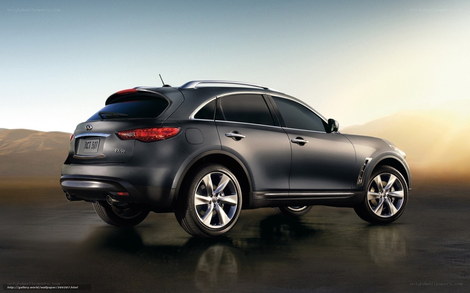 Infiniti FX50 SUV in desert