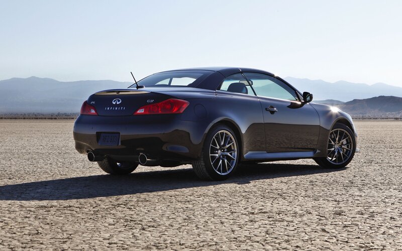 Infiniti G37 convertible in desert