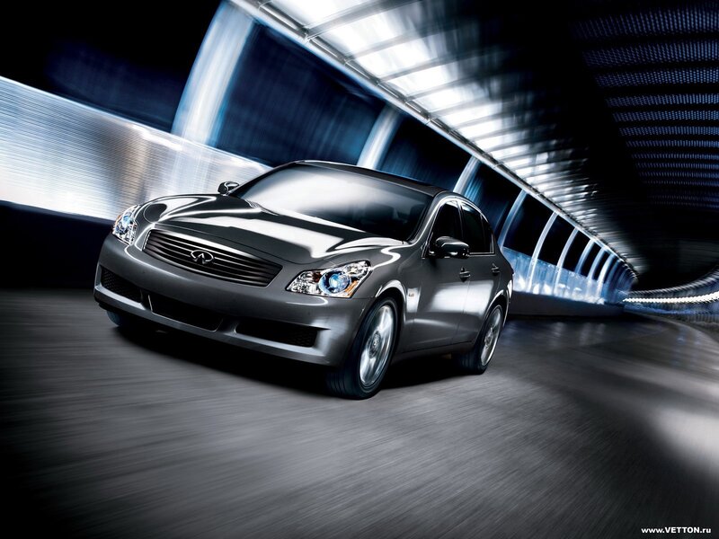 Infiniti G37 in motion