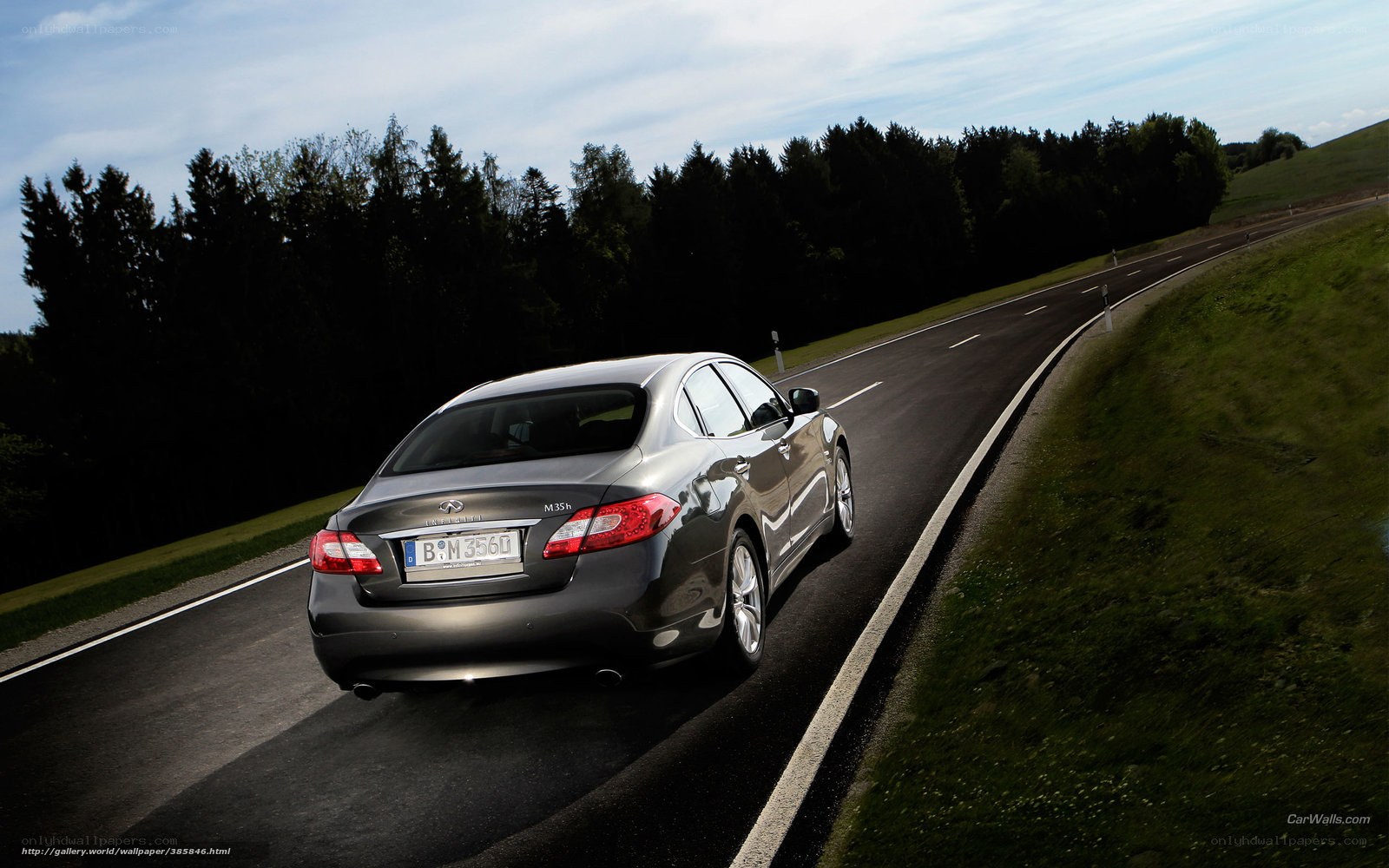 Infiniti M35h on a winding road