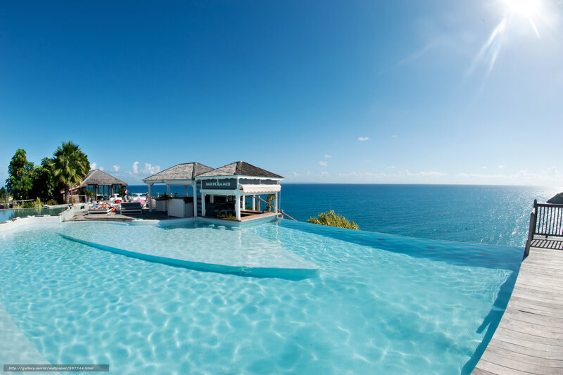 Infinity pool overlooking the ocean