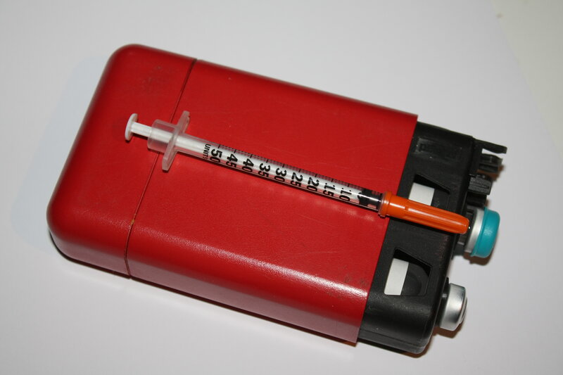 Insulin pump with syringe
