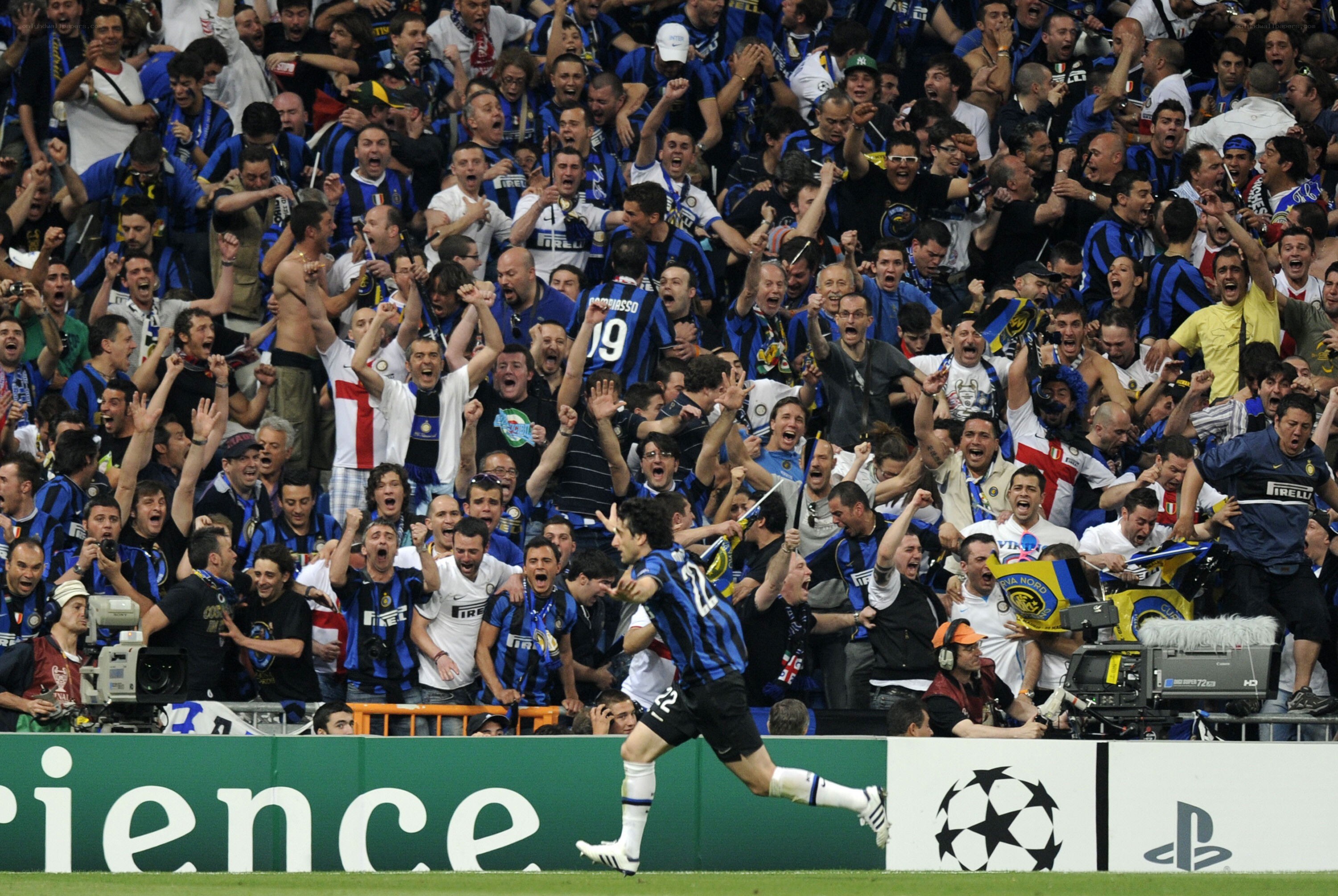 Inter Milan fans celebrate