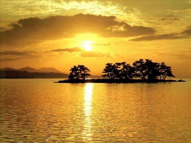 Island at Sunset — Gold, Serene