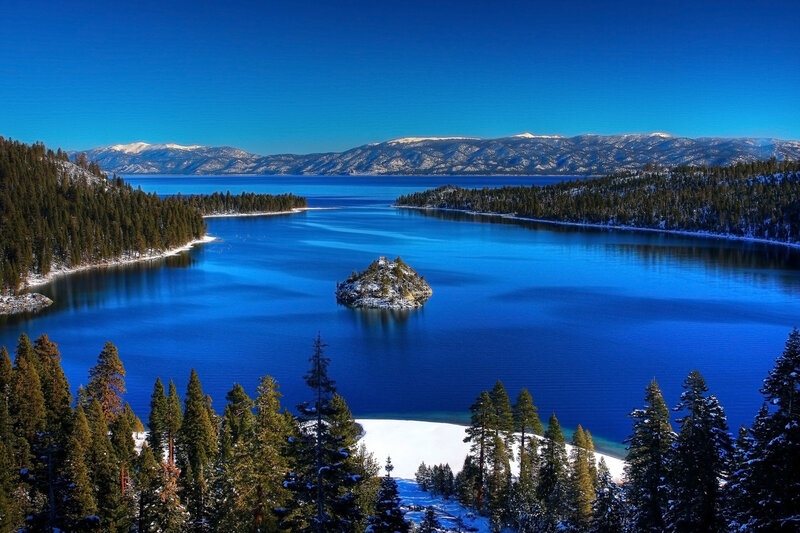 Island in Blue Lake — Serene, Winter