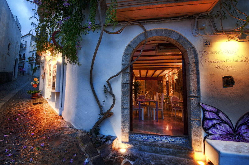 Italian restaurant in a cobblestone alley