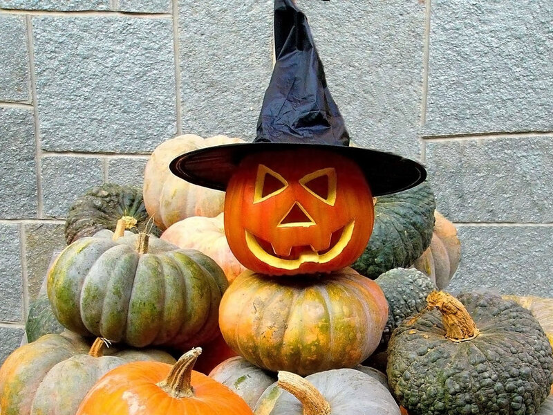 Jack-o'-lantern with witch hat
