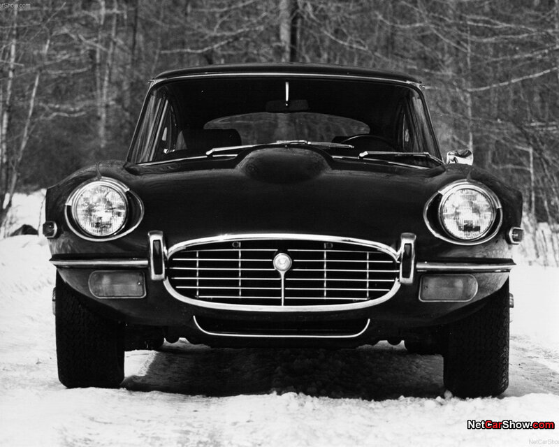 Jaguar E-Type in snow