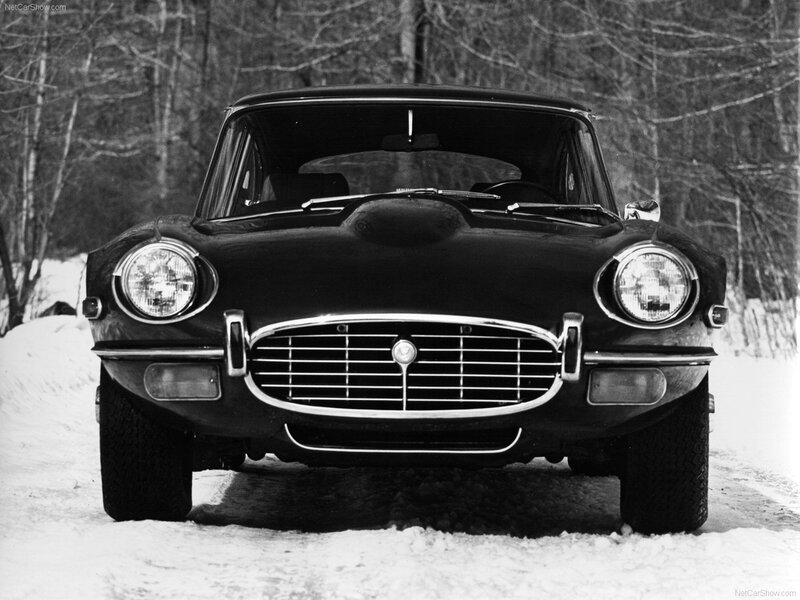 Jaguar E-Type in snow