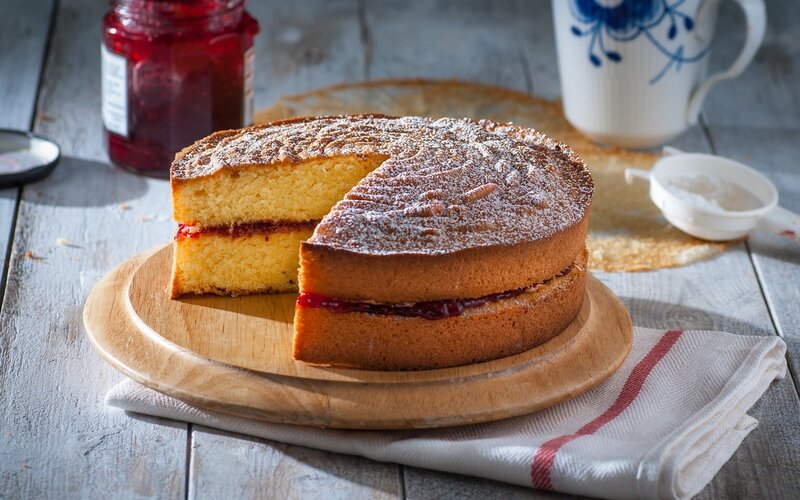 Jam cake with powdered sugar