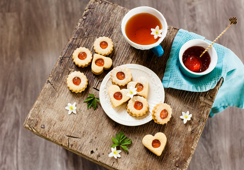 Jam-filled Cookies and Tea