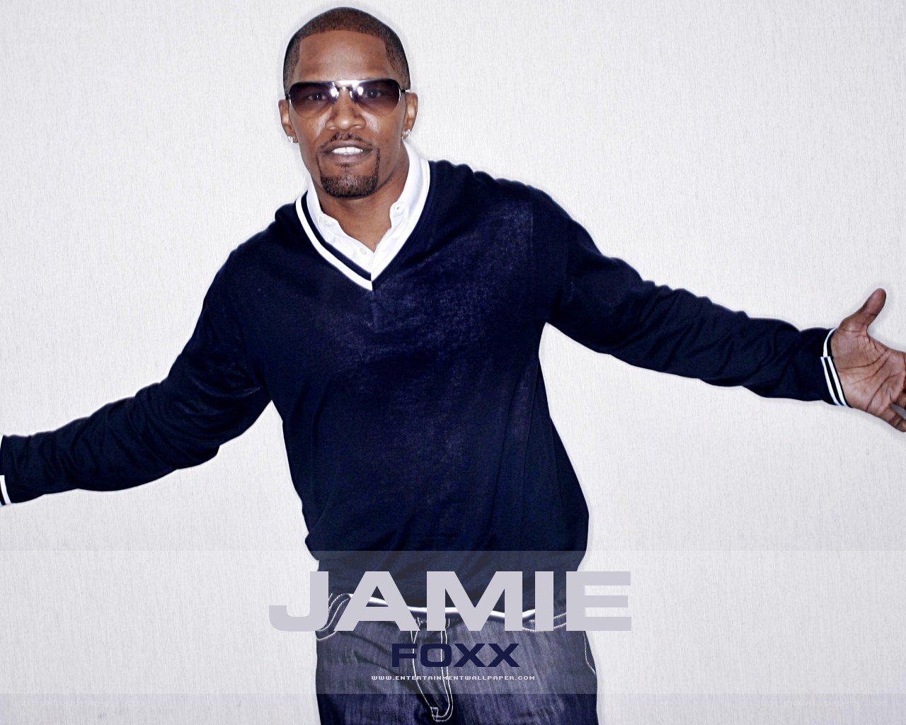Jamie Foxx with arms outstretched
