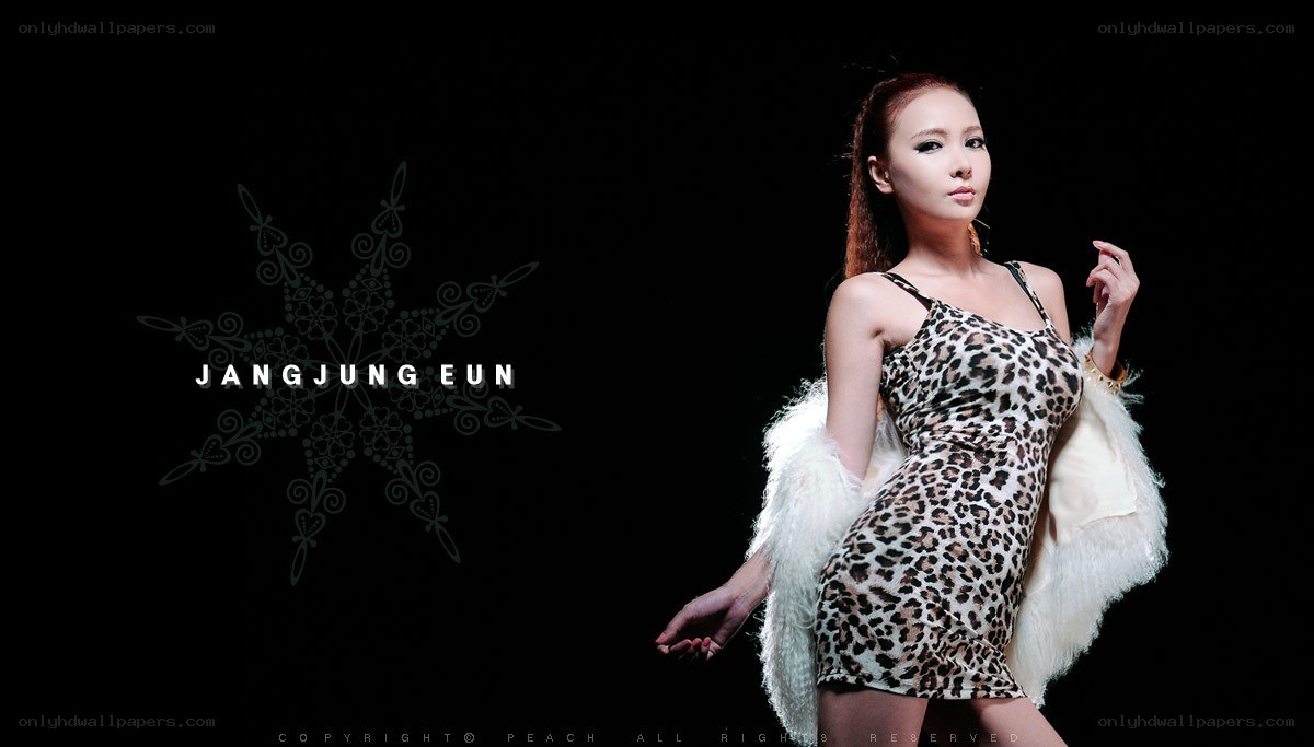 Jang Jung Eun in leopard print