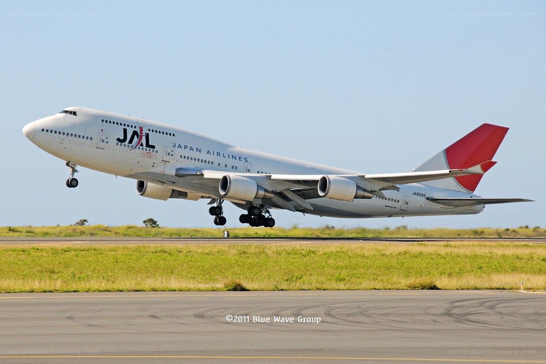 Japan Airlines Boeing 747 taking off