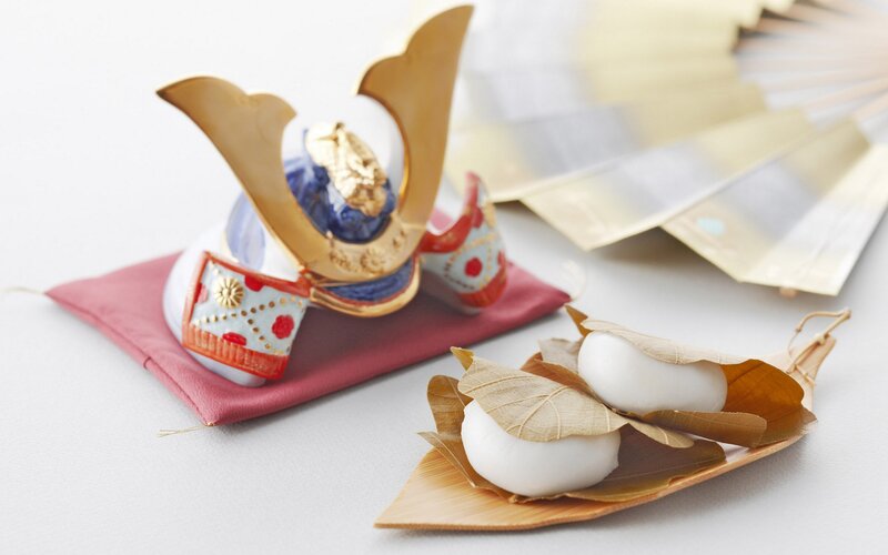 Japanese doll and rice cakes
