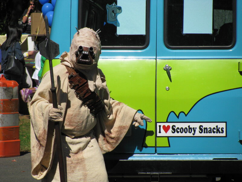 Jawa cosplayer at event