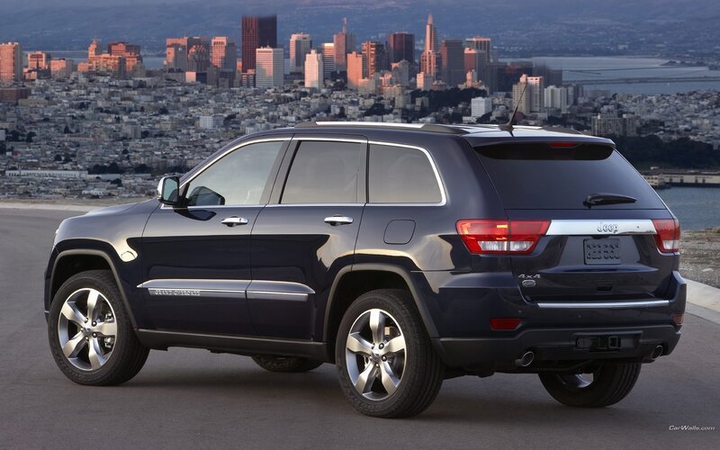 Jeep Grand Cherokee in city view