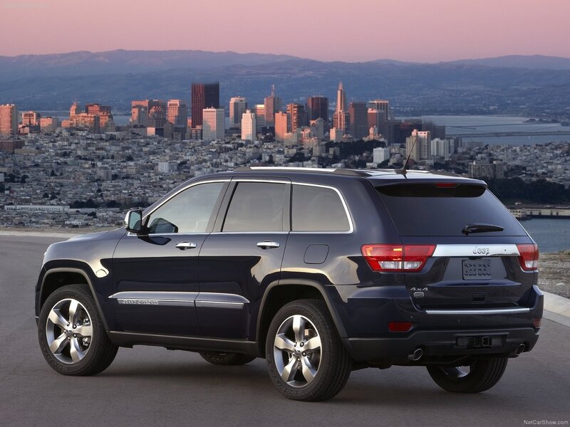 Jeep Grand Cherokee in city view