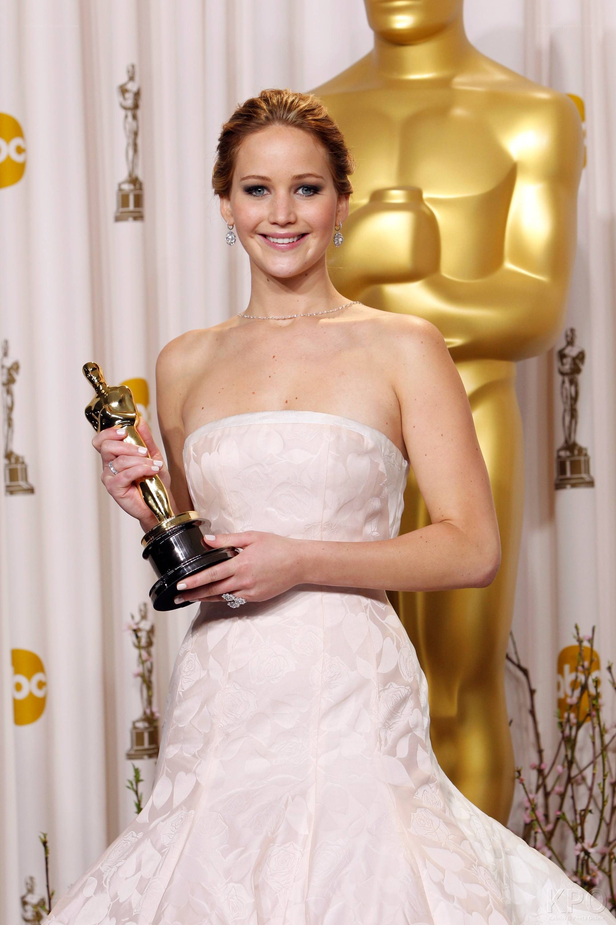Jennifer Lawrence holding Oscar