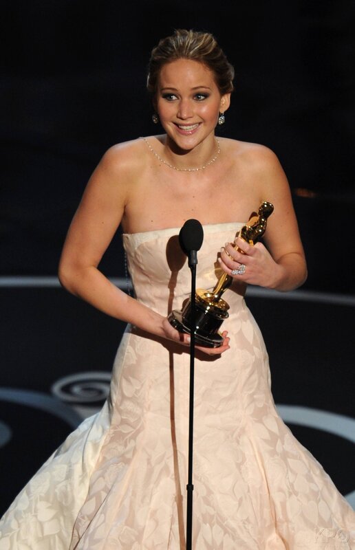 Jennifer Lawrence holding Oscar