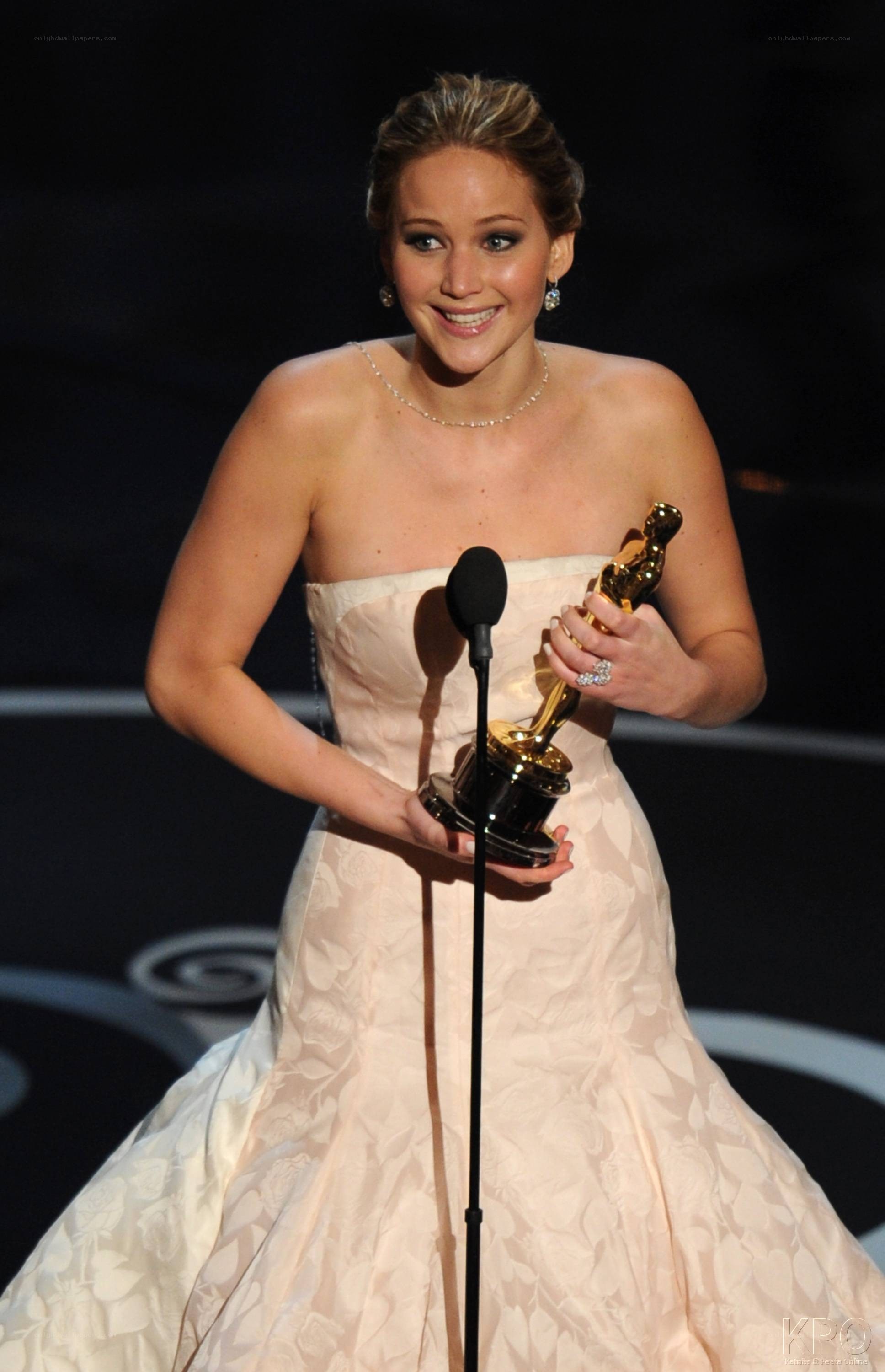 Jennifer Lawrence holding Oscar