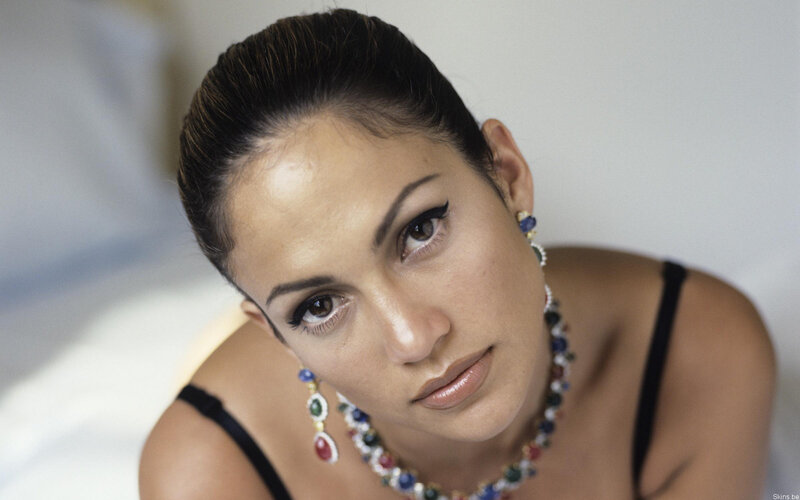 Jennifer Lopez in elegant jewelry