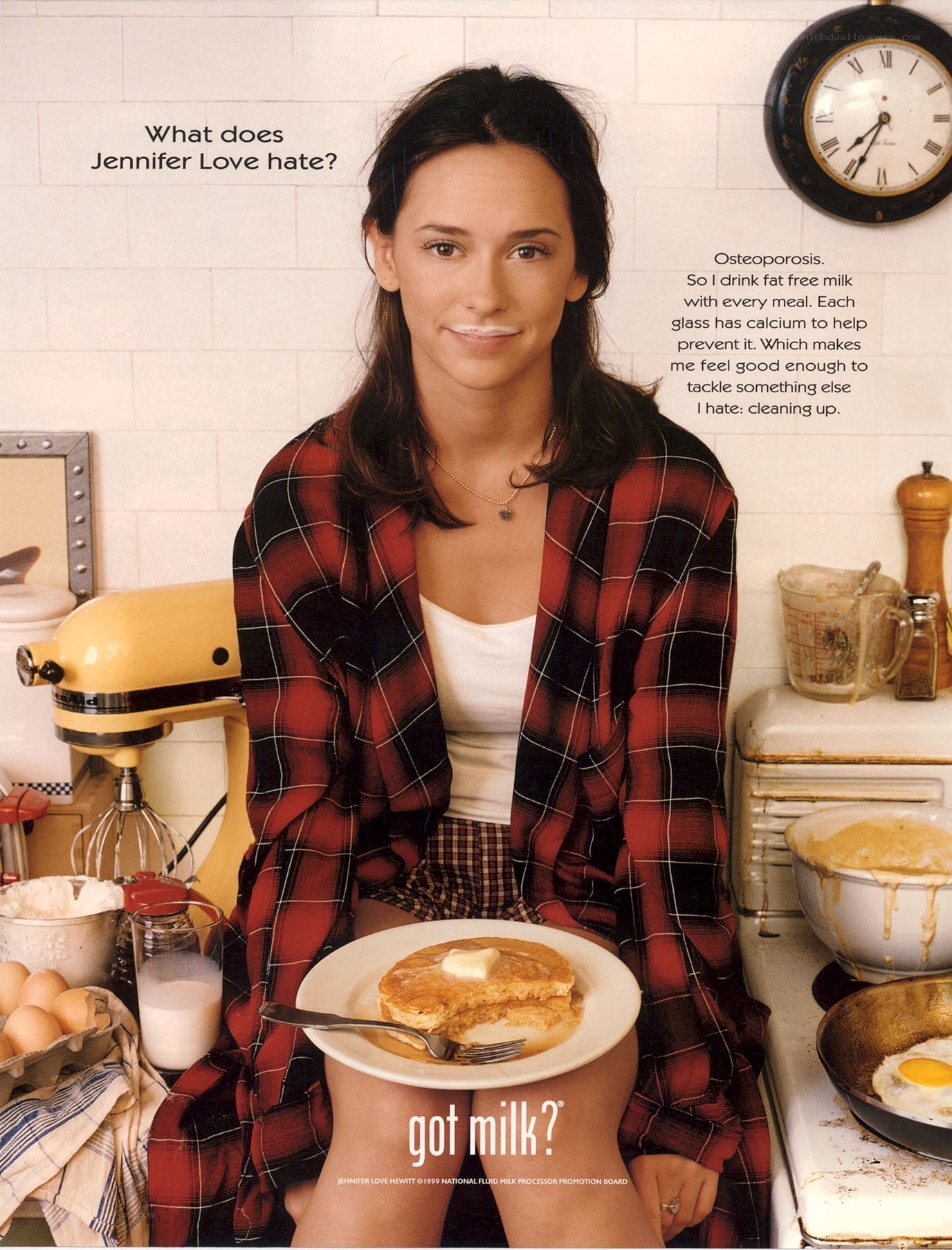 Jennifer Love Hewitt in kitchen