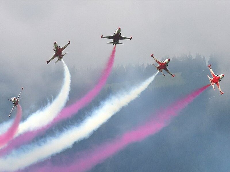 Jet acrobatics with colored smoke