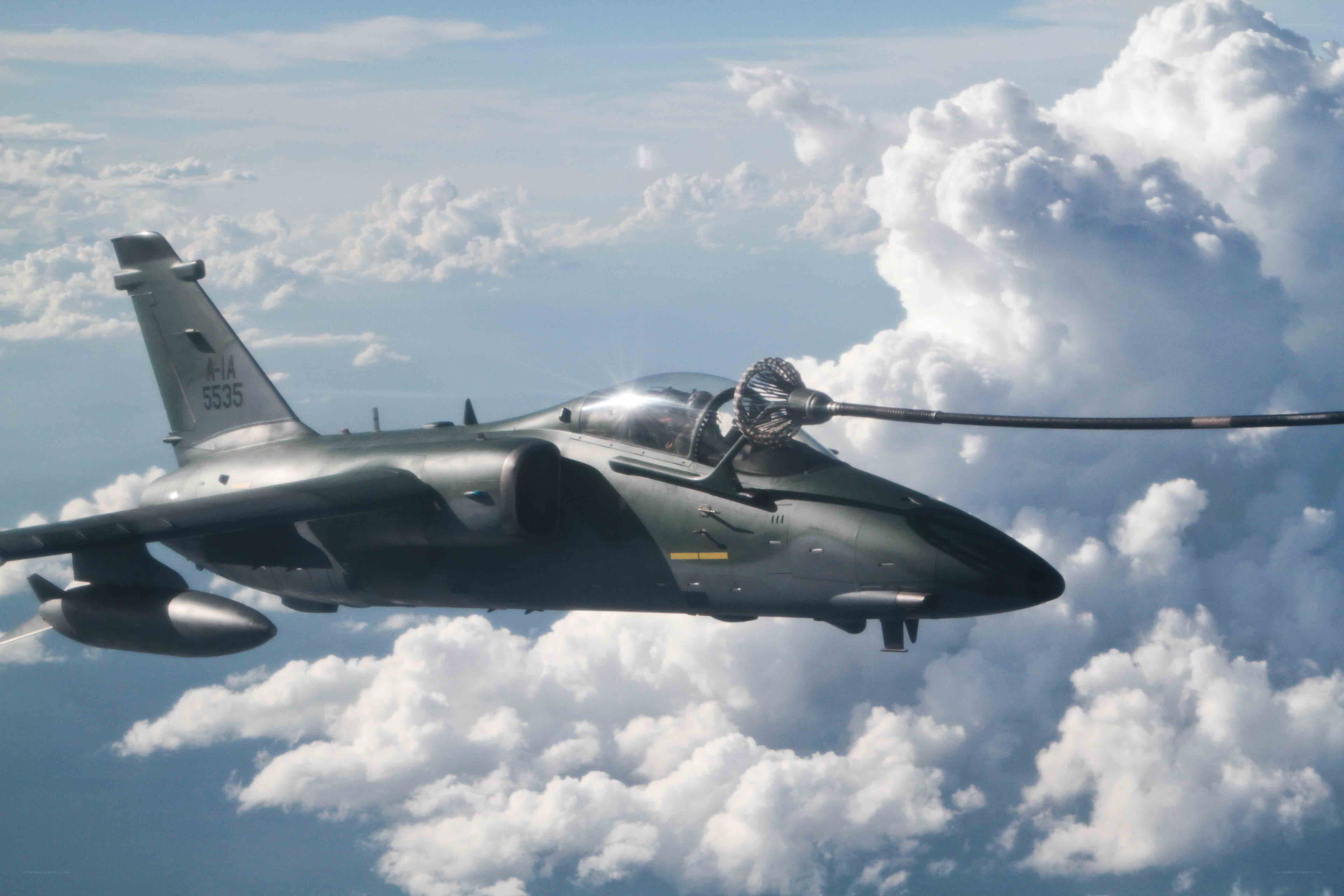 Jet aircraft refueling in flight