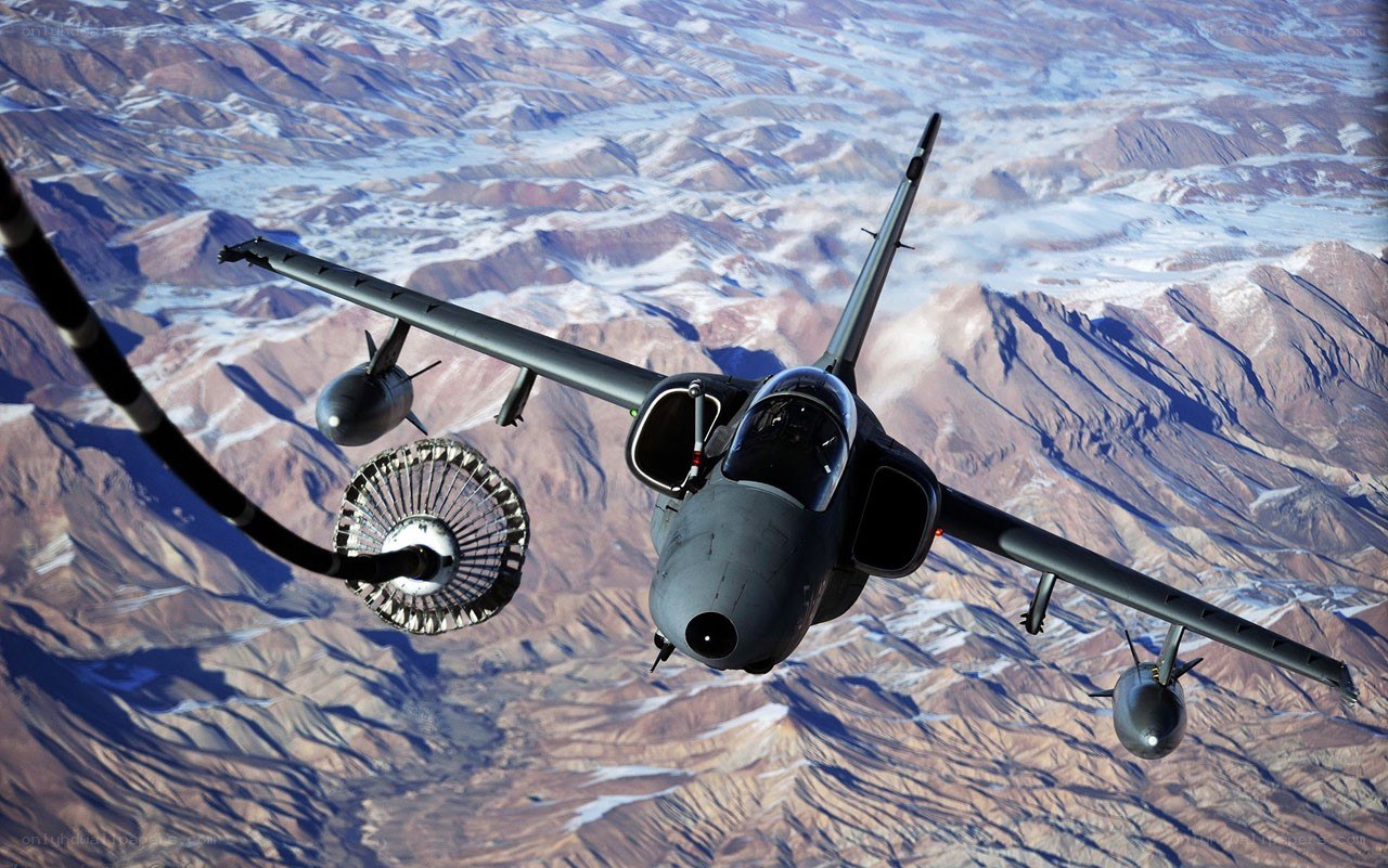 Jet aircraft refueling in flight