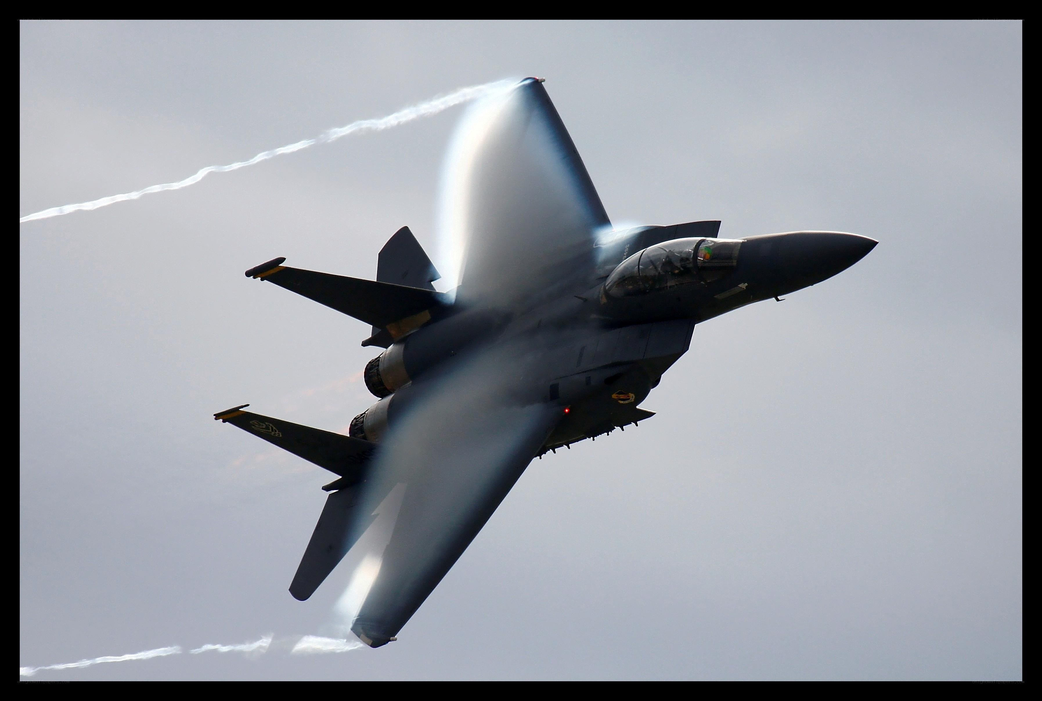 Jet fighter in flight