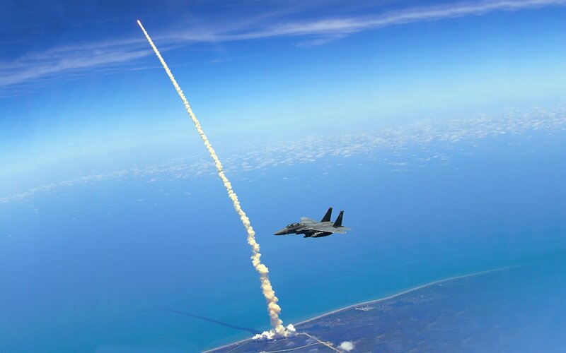 Jet fighter observes rocket launch
