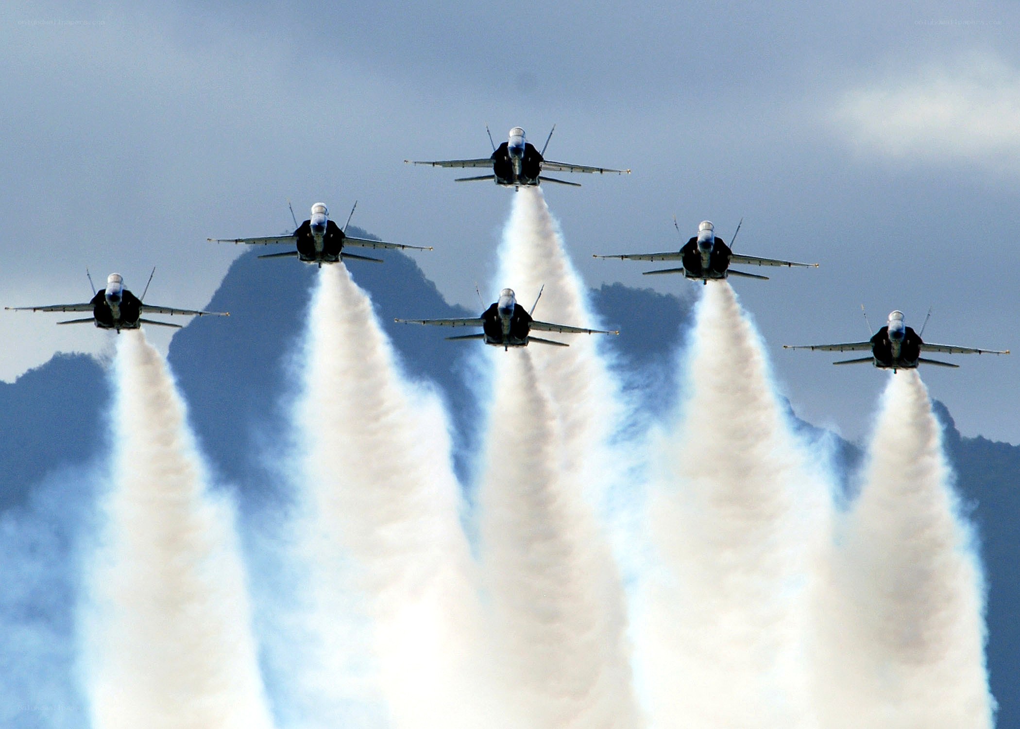 Jet fighters in formation