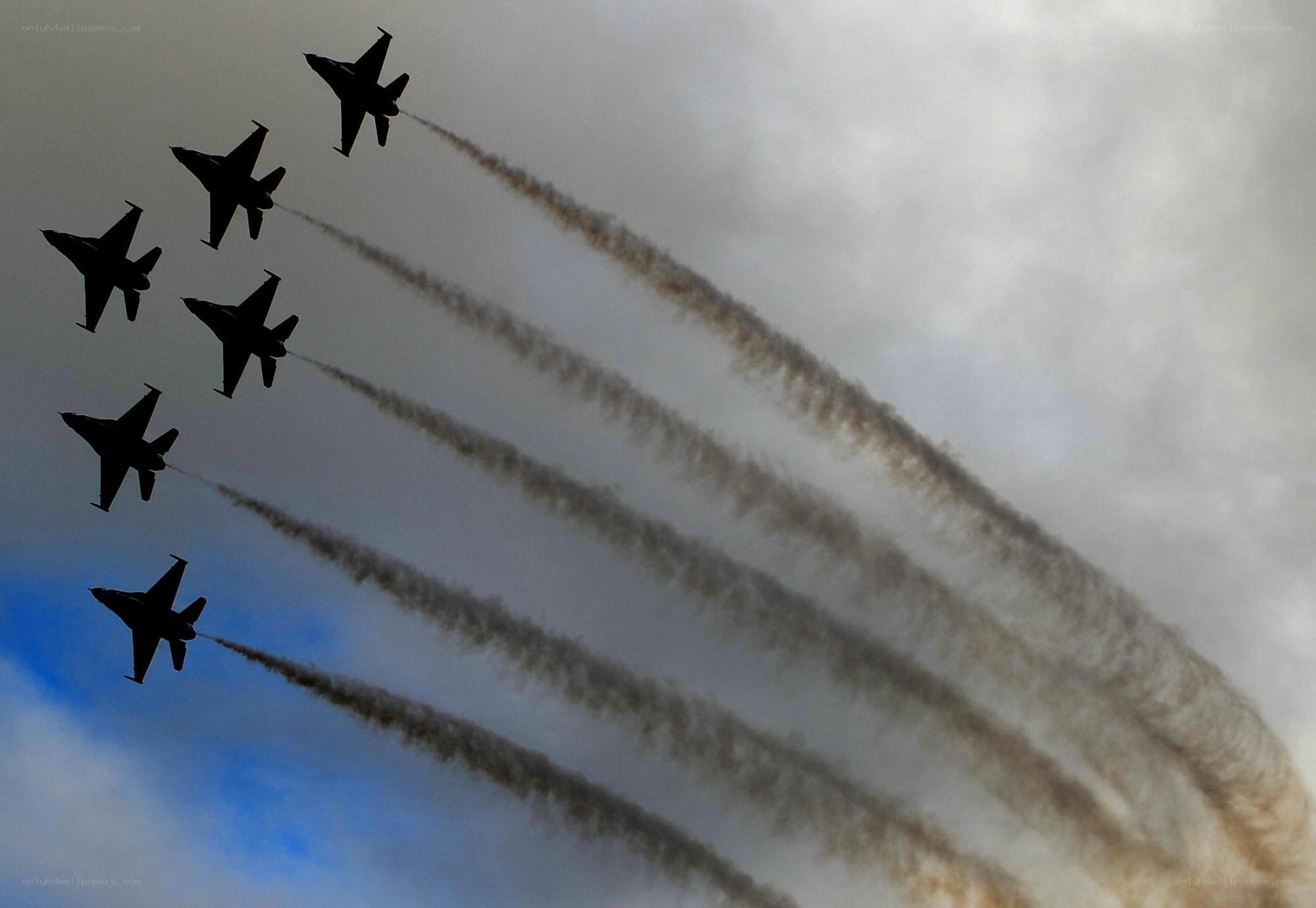 Jet fighters in formation