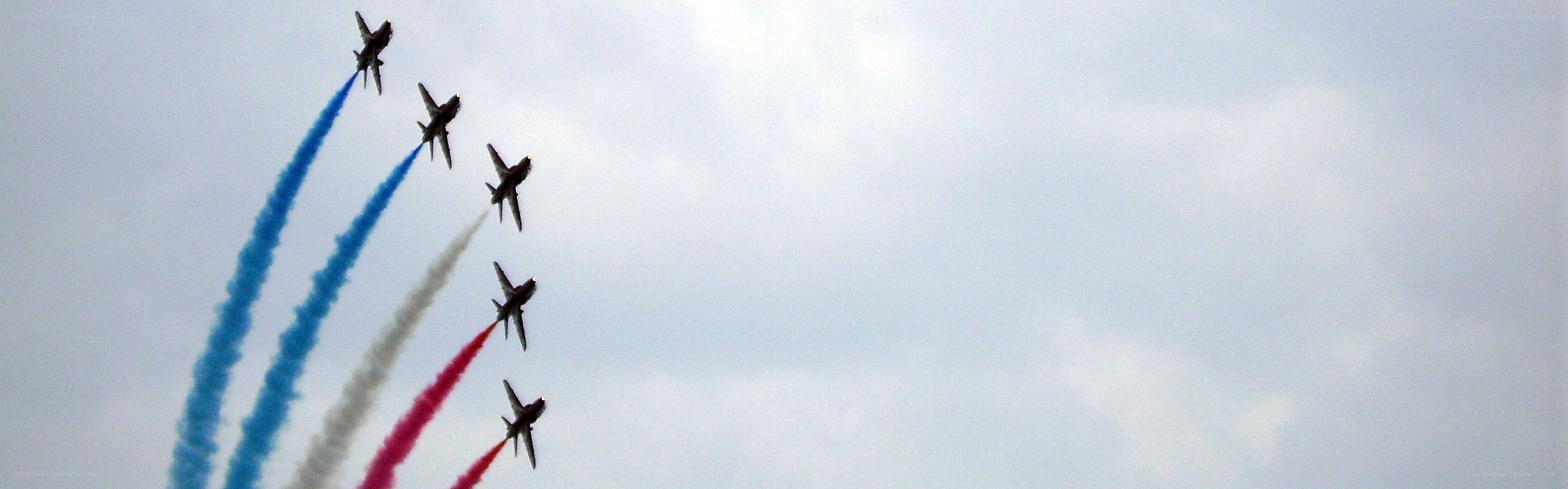 Jet formation with colored smoke