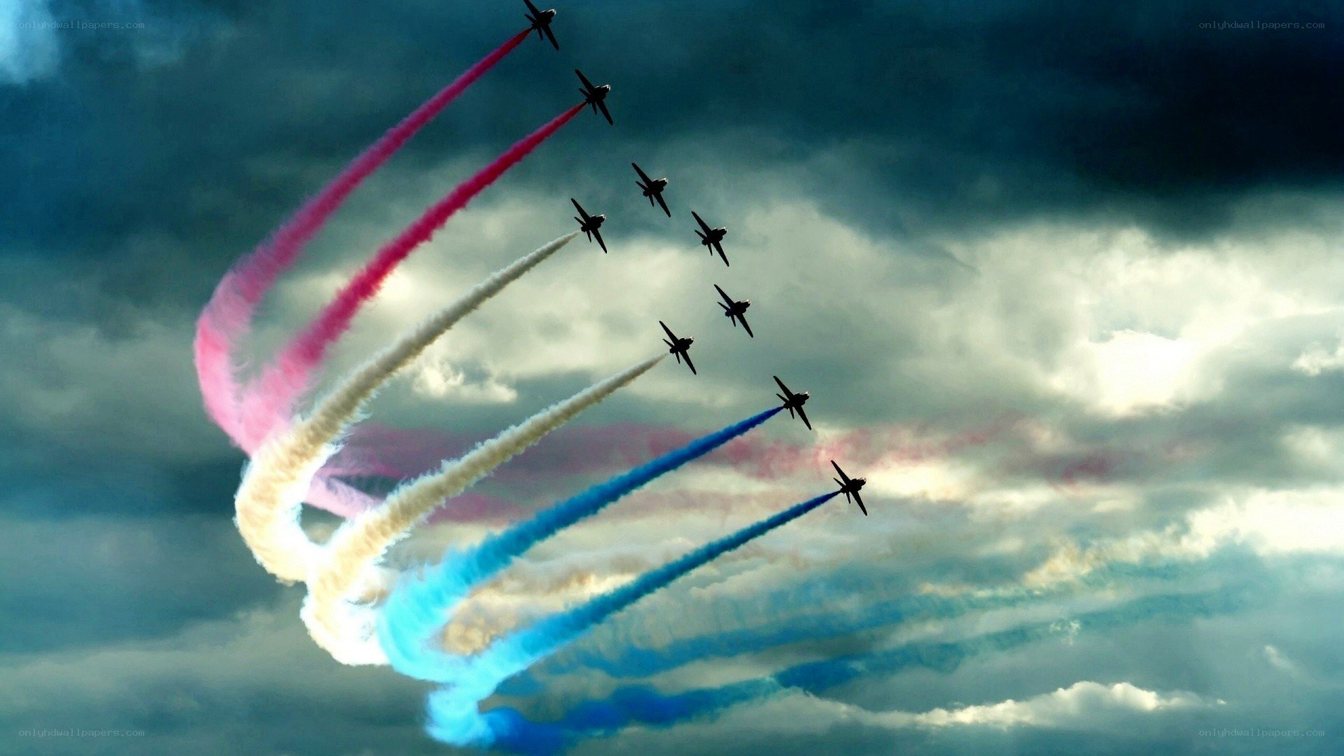 Jet formation with colored smoke