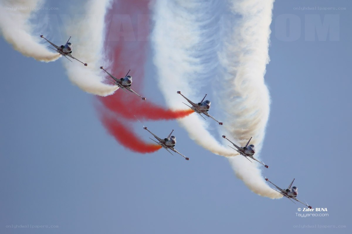 Jet formation with smoke trails