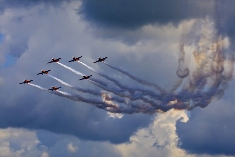 Jet planes in formation with smoke