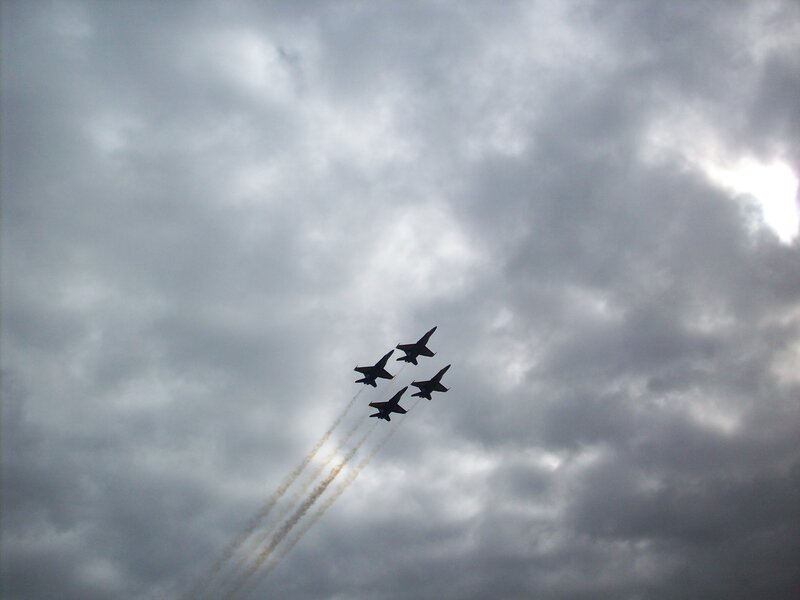 jets flying in formation