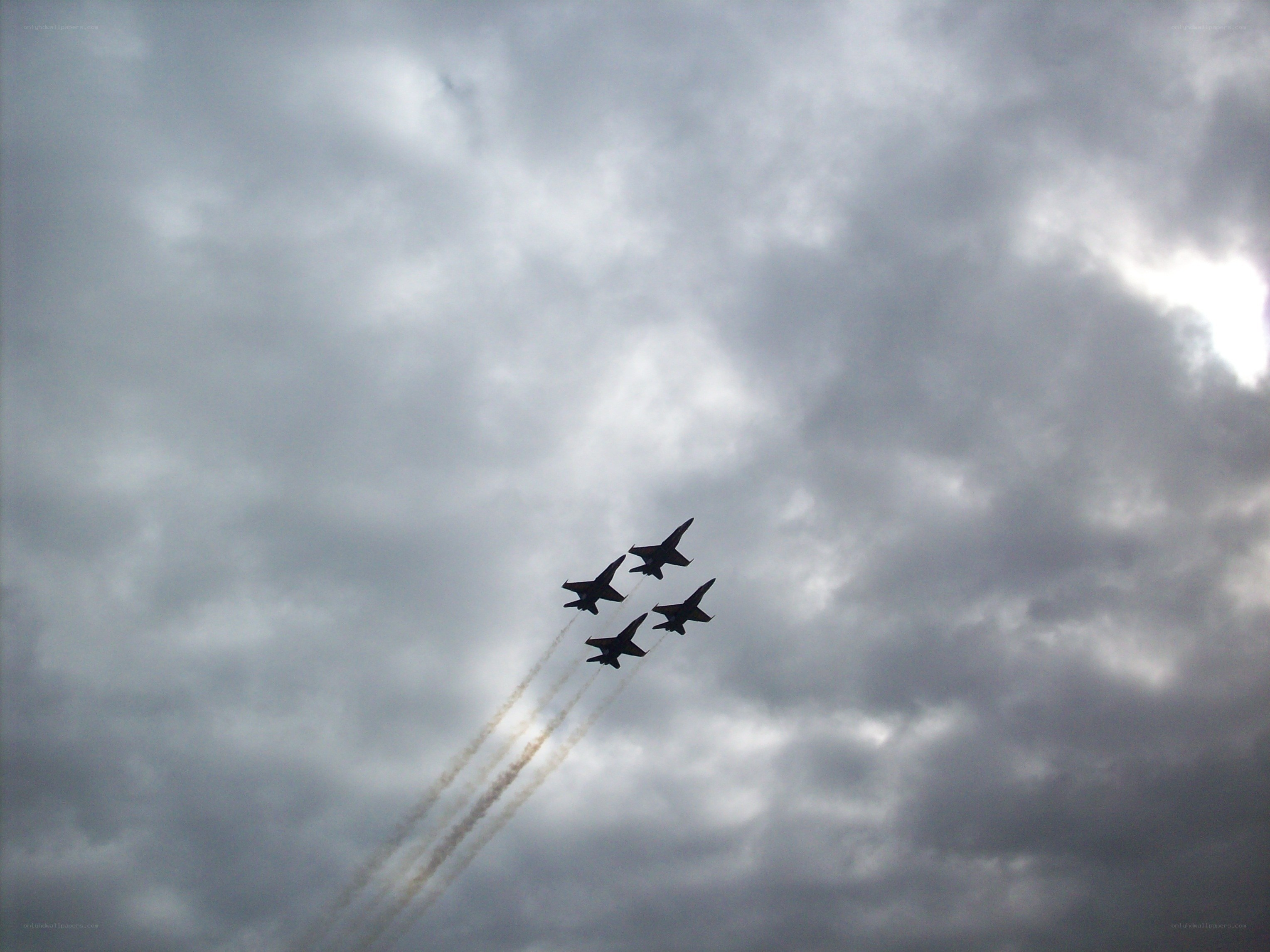 jets flying in formation
