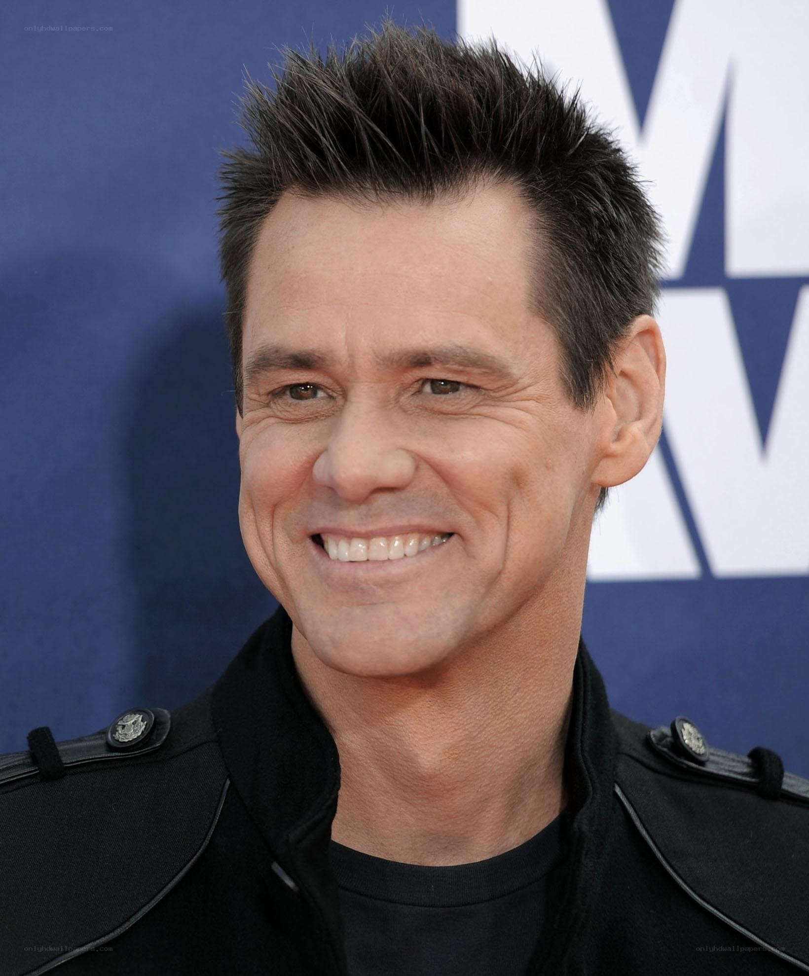 Jim Carrey smiling at event