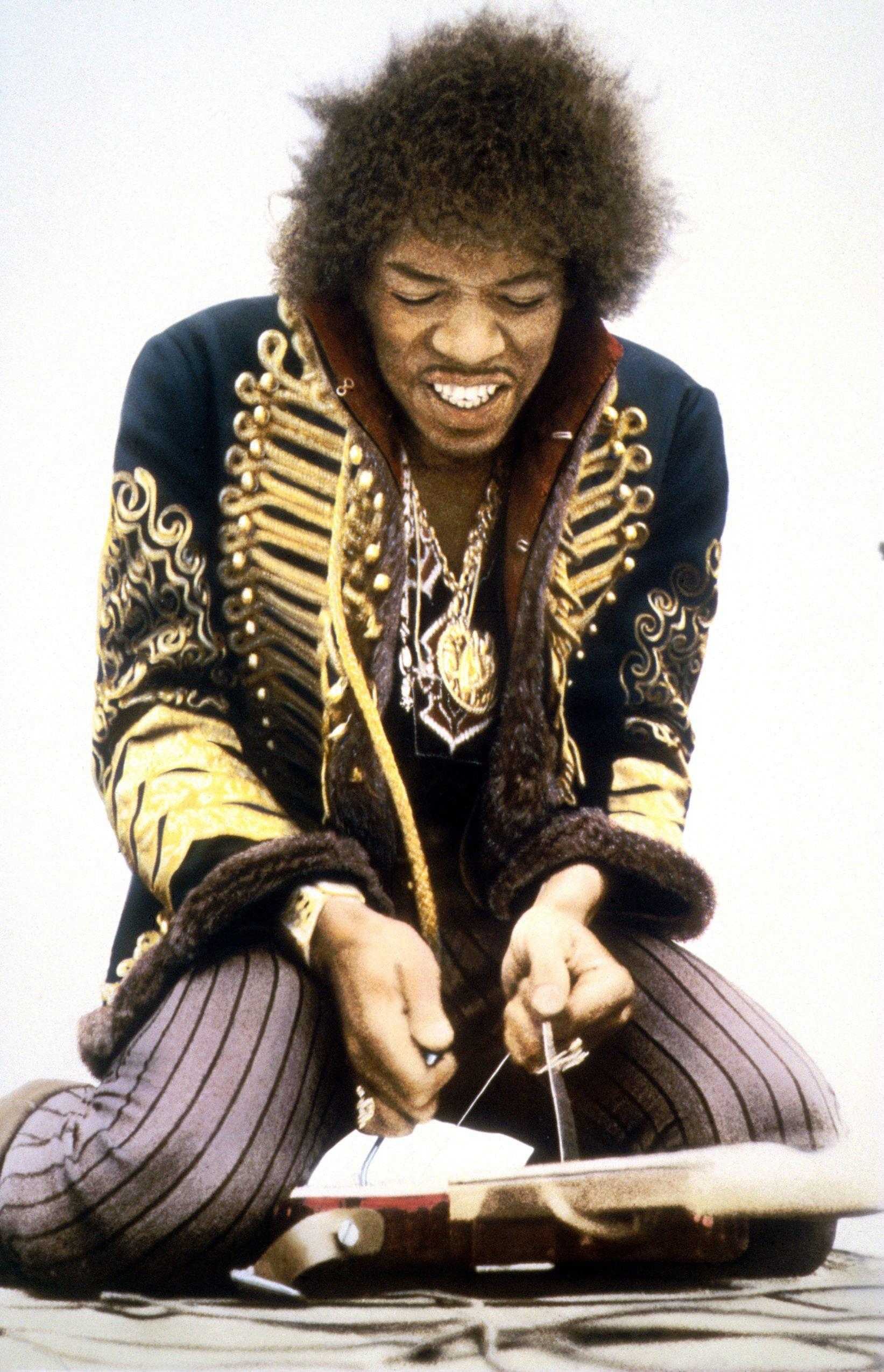 jimmy hendrix playing guitar