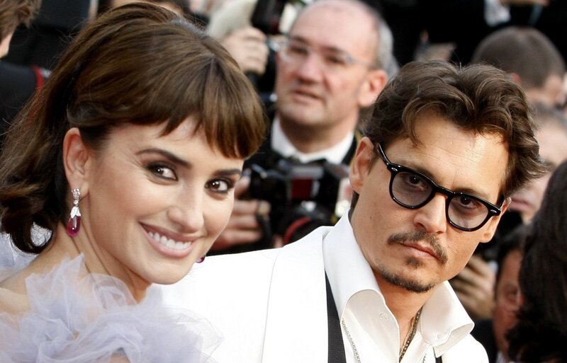 Johnny Depp and Penélope Cruz at event