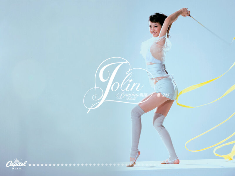Jolin Tsai dancing with ribbon