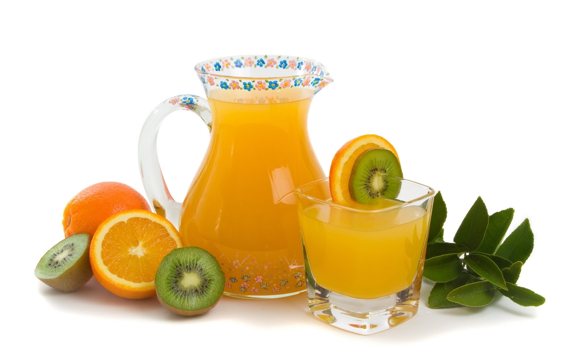 juice with fruit and leaves