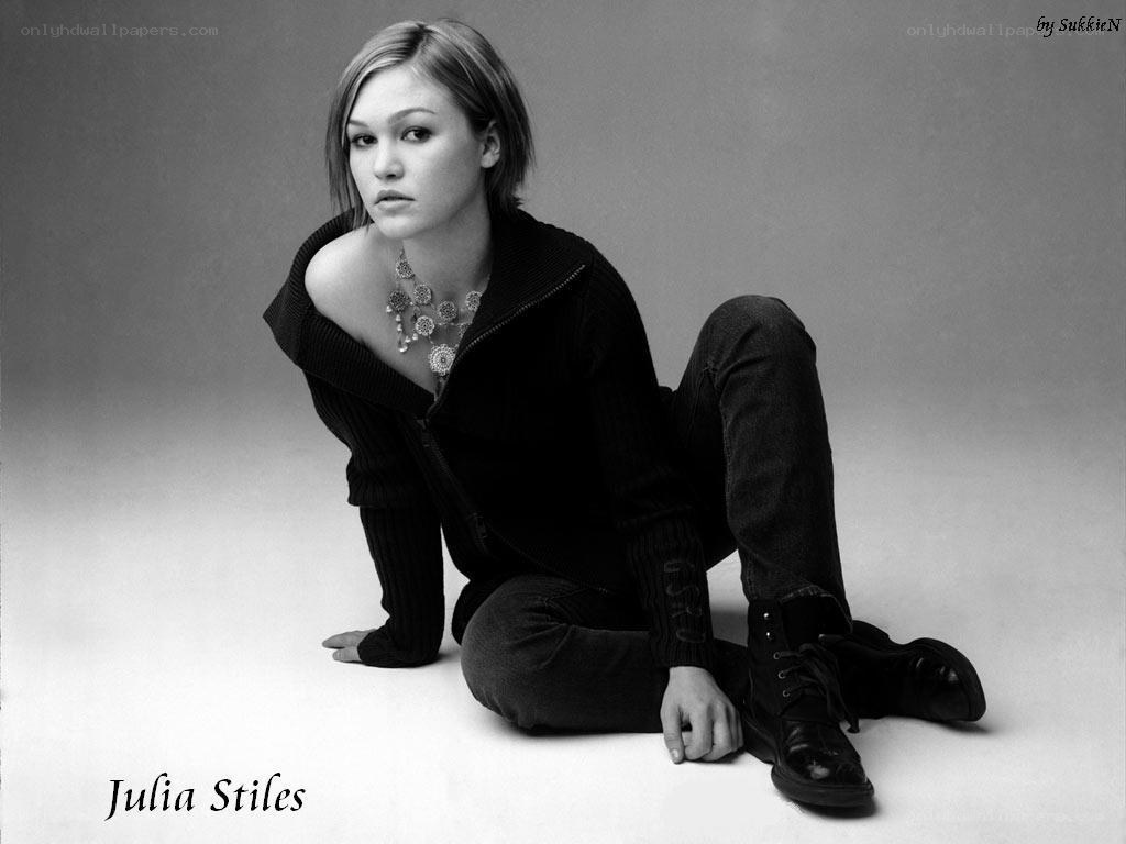 Julia Stiles in black and white
