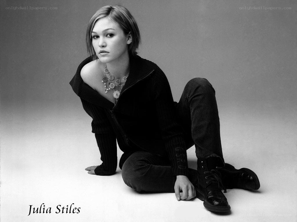 Julia Stiles in black and white