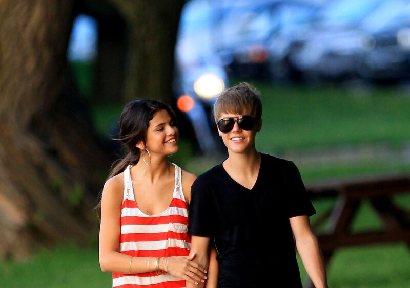 Justin Bieber and Selena Gomez walking